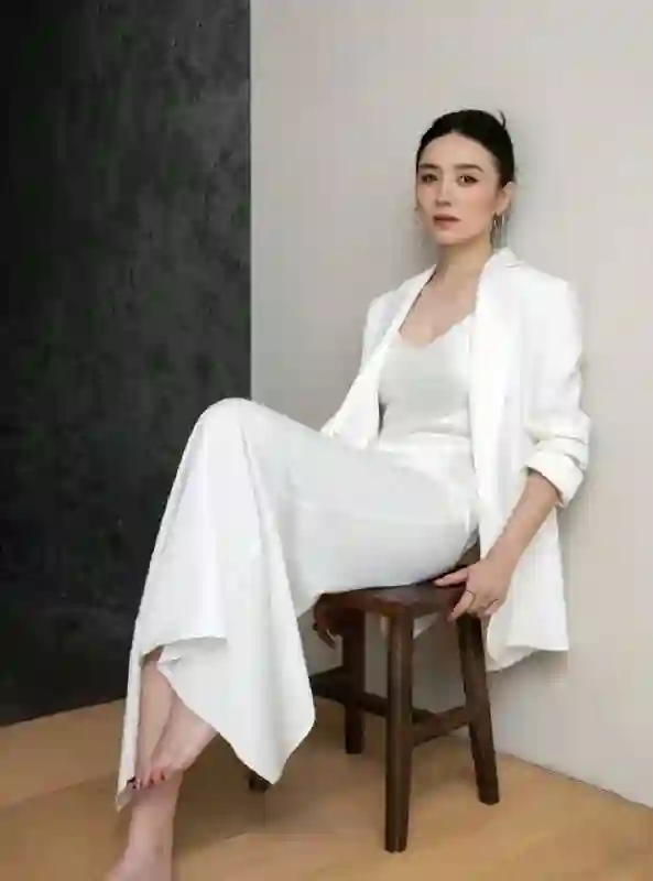 宋佳的神秘婚礼：从陈龙到王伟，她的爱情故事比电影还精彩！