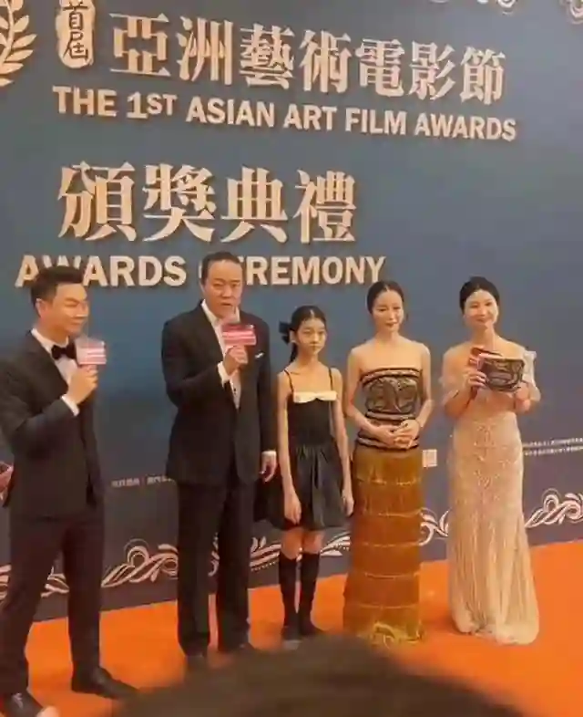 江一燕携夫走红毯，到处认干爹的茶艺大师，如今想靠浪姐“洗白”