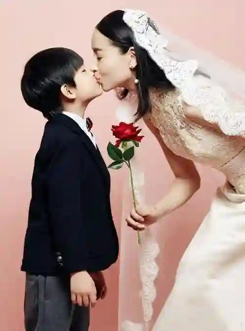 董洁没想到，和潘粤明离婚12年后，自己16岁的儿子开始为她争光了
