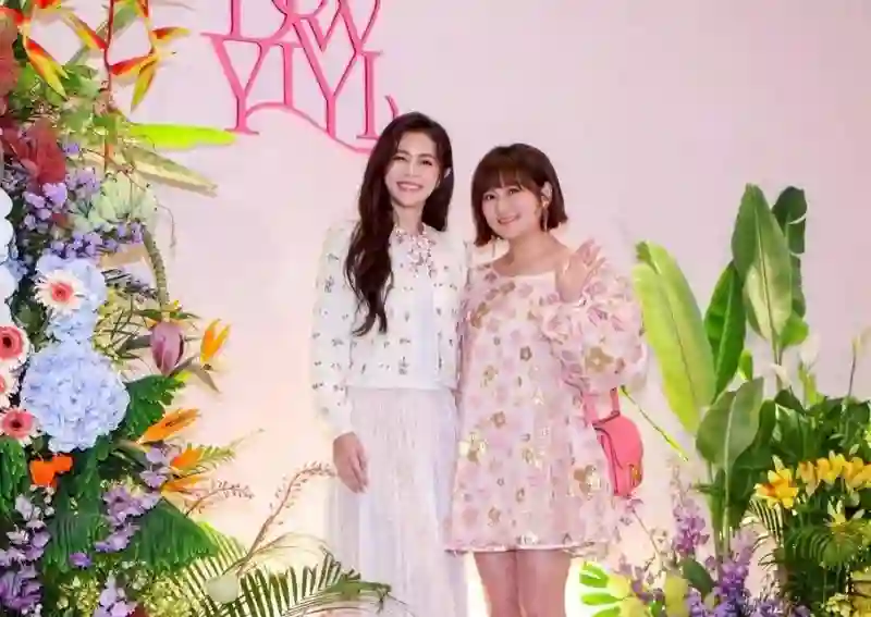 43岁任家萱带亲妹参加好友婚礼，穿超短裙露大腿，烧伤疤不明显了