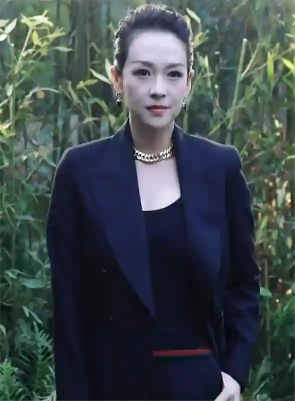 46岁章子怡参加活动，盘发+黑西装似女企业家，眼神带着一股狠劲