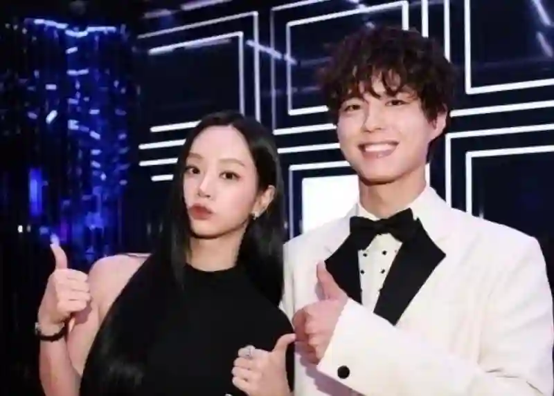 韩国青龙奖：IU拿视后美如初恋，李惠利变黑魔女，朴宝剑帅回巅峰