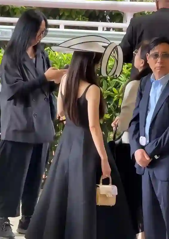 郭富城携全家看赛马，方媛小腹凸起很明显，网友：起码三四个月了