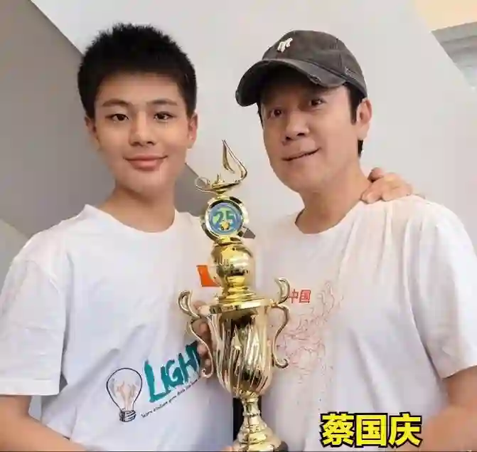 56岁蔡国庆妻子竟是她！富婆身份气质出众，儿子被她教育得很好