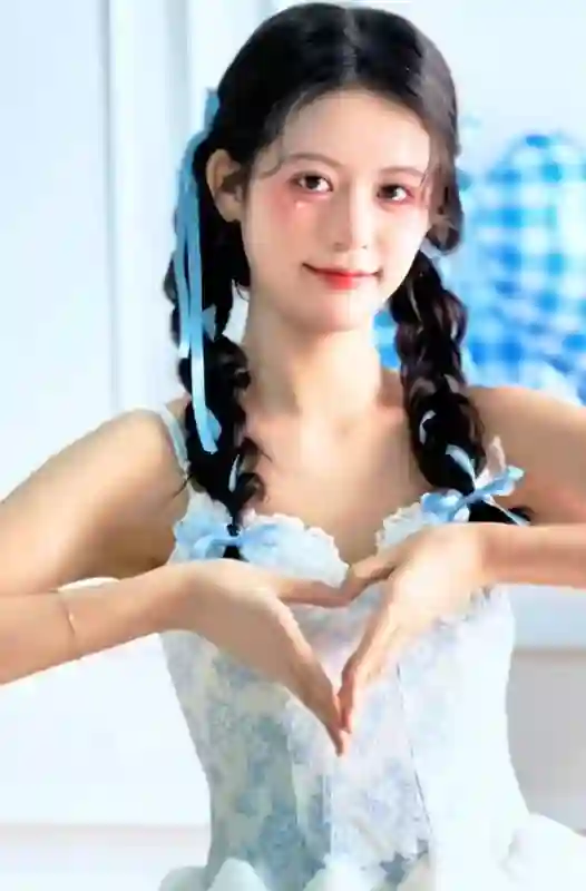 翁虹女儿近照曝光，17岁小水晶出落成大美女，比妈妈年轻时还养眼