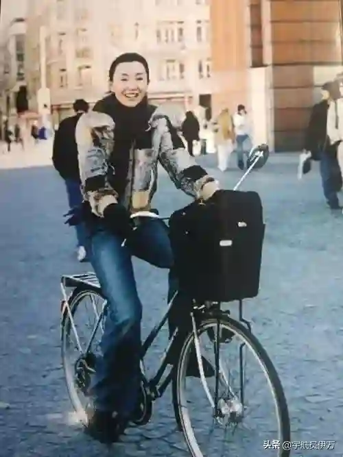 万万没想到，单身未育的张曼玉，如今在60岁活成了人生赢家
