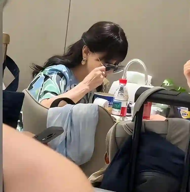 赵雅芝机场吃泡面被偶遇，喝矿泉水还得用吸管，饭后狂补妆真优雅