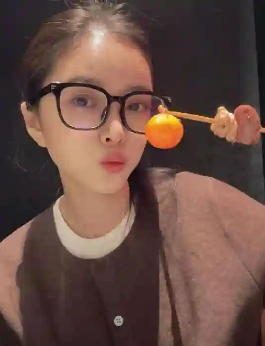杜淳妻子晒素颜美照，37岁冻龄如少女，紧致肌肤令人羡慕！