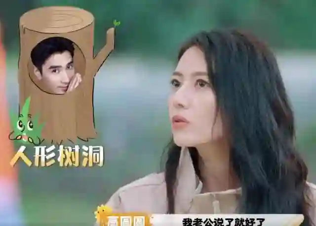高圆圆和女儿巴塞罗那度假，人群中美成焦点，Rhea瘦高个仪态真好