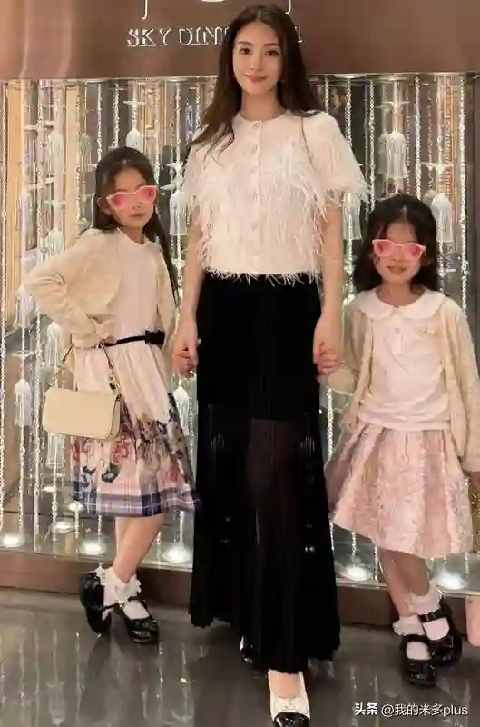 方媛结婚8周年晒照，郭富城黑发显年轻，俩女儿似洋娃娃精致无比