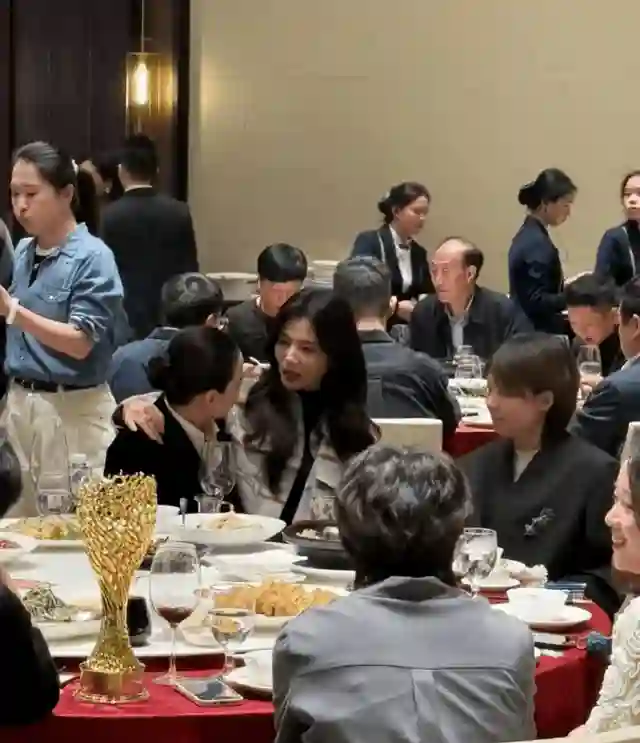 47岁刘涛微醺后彻底放飞，打扮淑女坐宋佳大腿上嗨聊，美女真性情