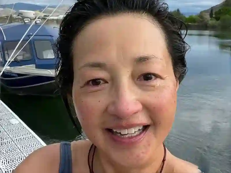 香港知名女星全素颜出镜，满脸雀斑颈纹明显，不做医美想自然老去