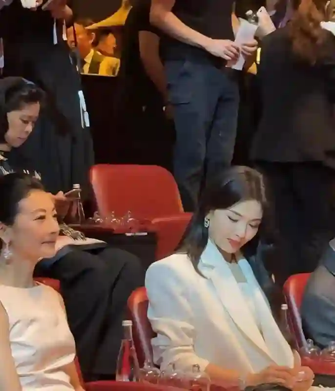 澳门这一夜，坐“李冰冰”身边的张柏芝，让所有人见识了她的地位