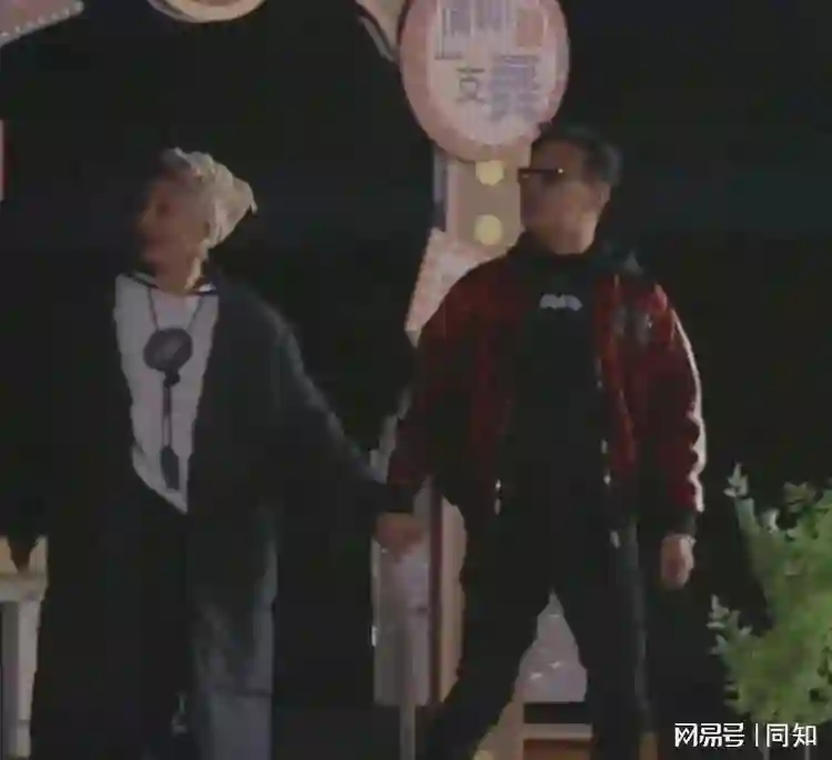 汪峰不忍了！深夜秀恩爱，与森林北新疆团聚，置顶合照，宁静解放