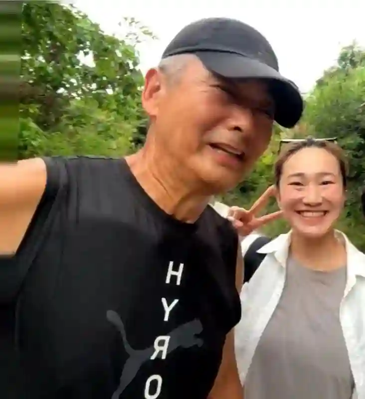 70岁周润发在香港爬山，面容沧桑了好多，皮肉松弛，气势依然很强