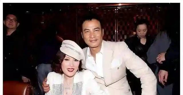 任达华：出道43年0绯闻，为爱丁克，50岁老来得子泪流满面