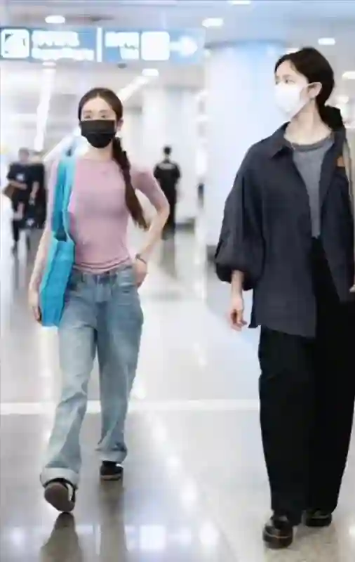 黄多多回国生图曝光！比孙莉矮半个头却美上热搜，口罩也难挡气质