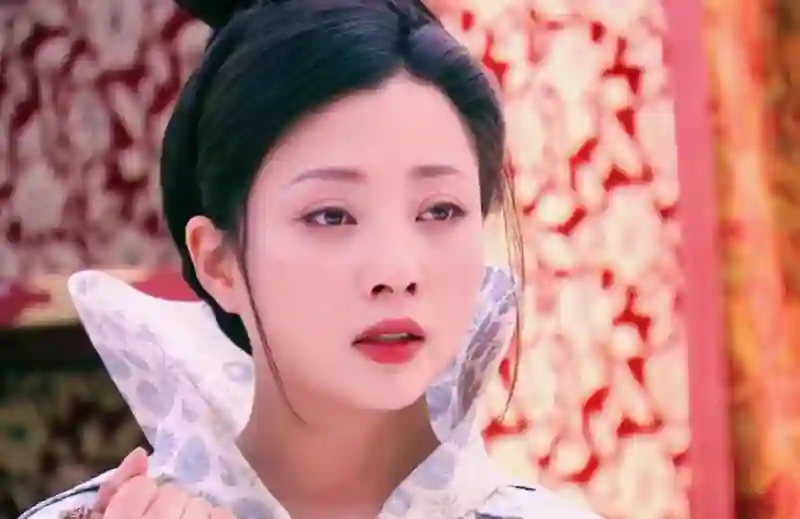 殷桃增肥后变化惊人，短款外套搭半身裙，墨镜时髦减龄，状态超绝