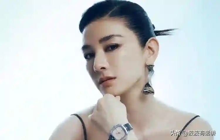 没想到，黄奕才11岁的女儿身高就跟她不相上下，可惜长相太像爸爸