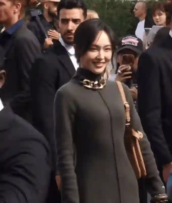 唐嫣真给中国人长脸！穿一身灰裙仍美得风姿绰约，同框宋慧乔都丝毫不输气质！
