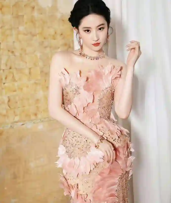 王晶：刘亦菲不是天赋型演员 但很拼努力非常有观众缘