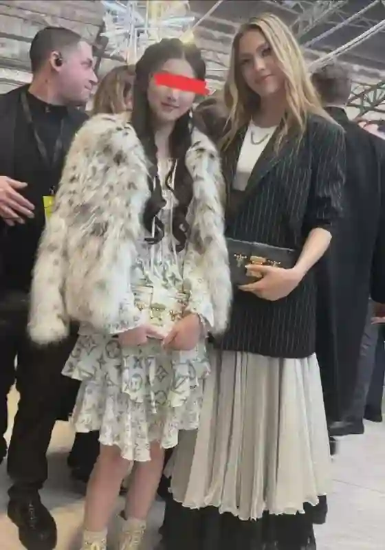 这是周冬雨？直接换了个头一样，美是美了却丢了辨识度