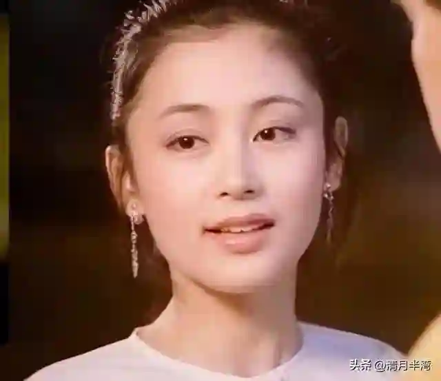 陈红脸平泪沟深算顶级美女吗？看她和周海媚、章子怡合照自有分晓