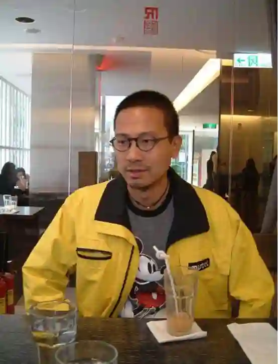 TVB前戏骨陈国邦被偶遇，被指撞脸吴千语老公，如今成为大学导师