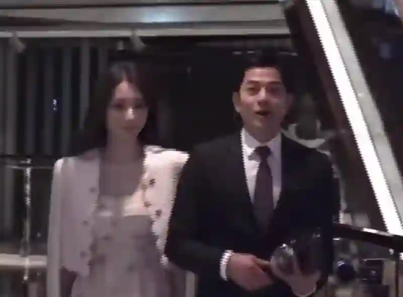 郭富城携方媛赴豪门婚宴！天王热聊全场，娇妻独坐玩手机太心疼！