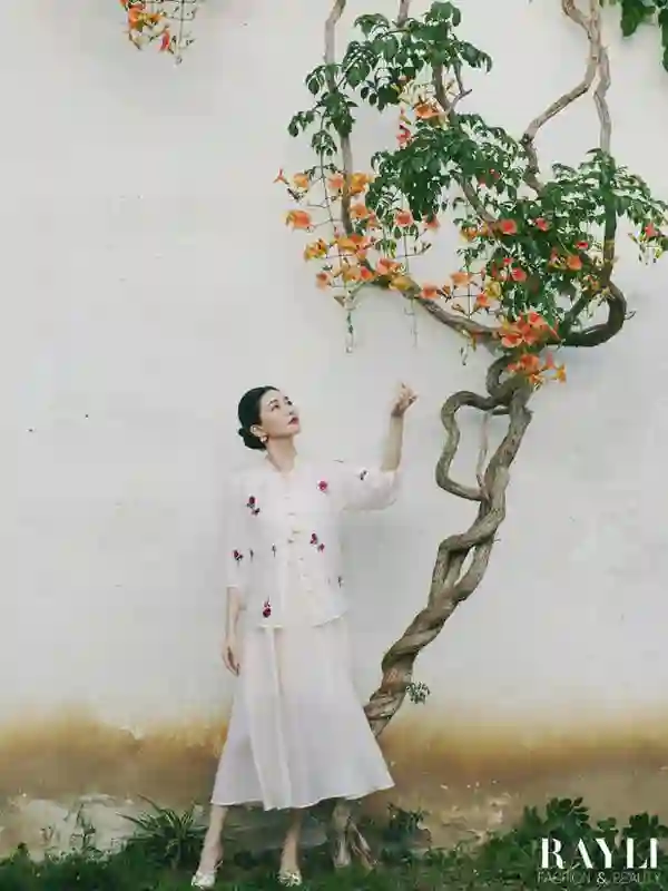 江疏影登杂志穿中式绣花裙，东方韵味尽显其中