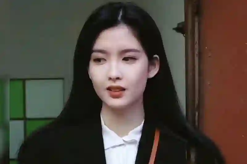 57岁周慧敏现身，牙齿又黄又黑太真实，满脸皱纹女神形象不复