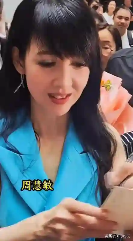 天呐这是周慧敏老到认不出来！罕见露面，牙齿凸嘴巴歪，面相变了