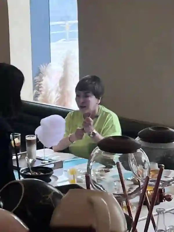 向华强现身澳门，和老婆去吃西餐，向太剪了短发，看起来一言难尽