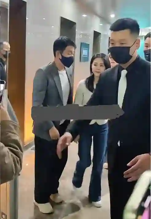 尴尬！46岁关悦疑似医美撞脸倪萍，跟佟大为同框像小姨带外甥