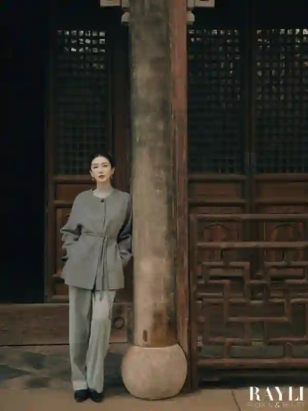 江疏影登杂志穿中式绣花裙，东方韵味尽显其中