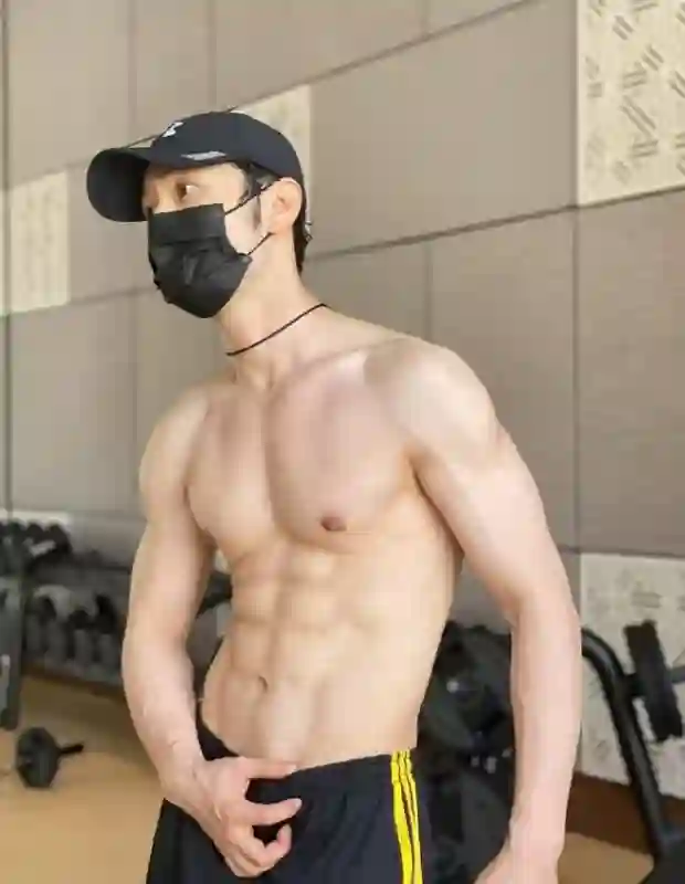 黄晓明晒八块腹肌照，自曝为拍戏减重五十斤