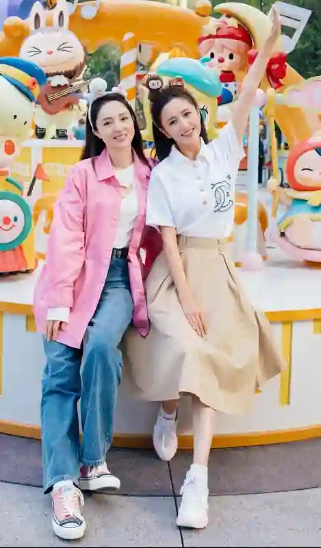 董璇婚宴敬酒照曝光，两套礼服不含糊，伴娘佟丽娅微表情引热议