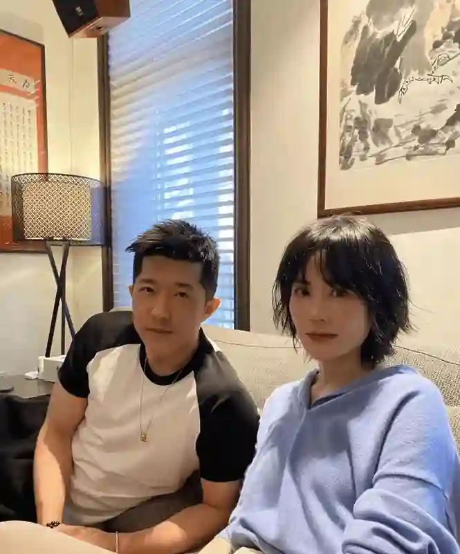 55岁王菲换了新发型大变样！穿蓝色毛衣和男友人豪宅聚会，一头短发太减龄！