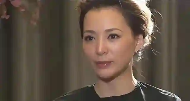 密春雷风波过后，董卿近况曝光，被搀扶走出医院 如今处境早有预兆
