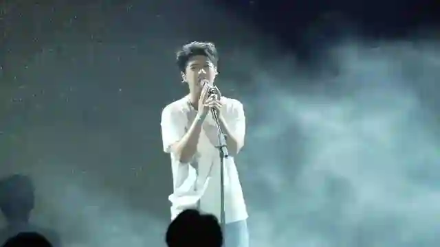 万梓良22岁儿子参加湖南音乐比赛显天分 越大越靓仔竟撞样吴卓羲