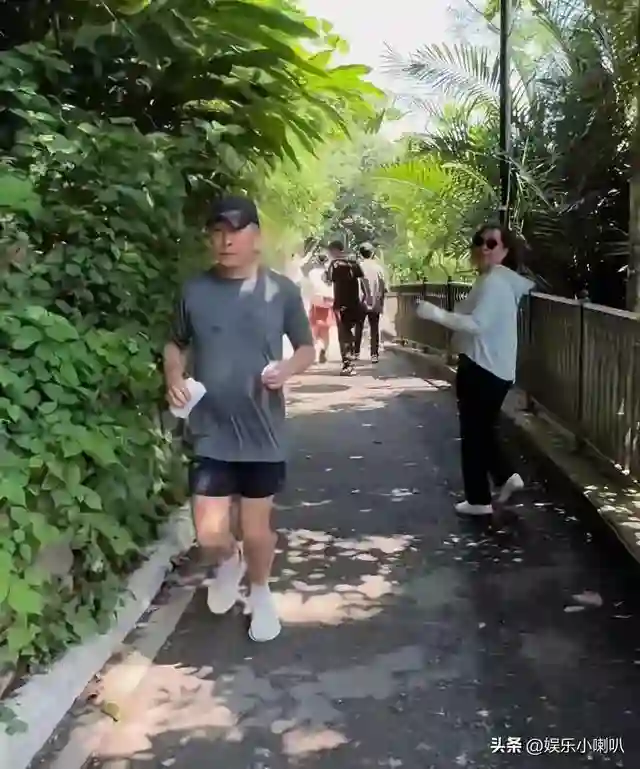 偶遇63岁梁朝伟晨跑，穿着朴素步履轻盈状态好，肚子肥大有老年味