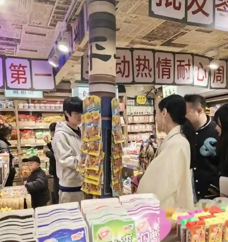 49岁胡可现身杭州，带儿子逛夜市，14岁安吉帅气高挑