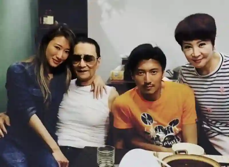 恭喜！香港知名女星怀孕九月临盆在即，挺巨大孕肚宣布二胎性别