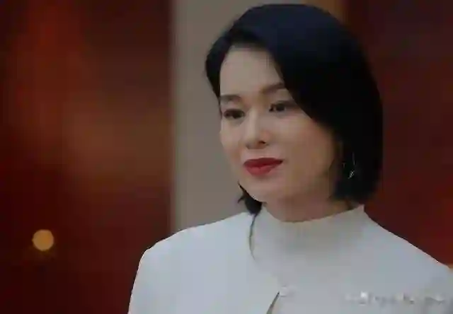 澳门这一天，舒淇深V领，刘嘉玲裸背装，却被胡杏儿的露腰装艳压