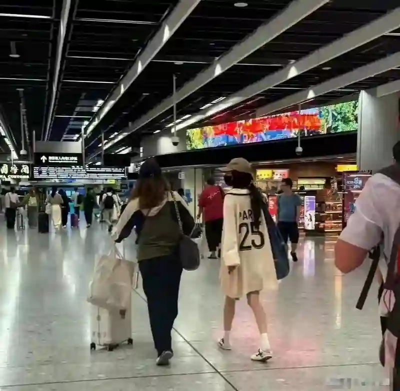 刘恺威回香港参加聚会心情好，50岁年轻似小伙，杨幂前几日也赴港