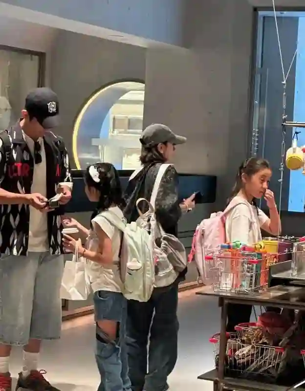 贾静雯一家成都逛街，50岁像30岁，咘咘天生高颅顶，但没波妞可爱