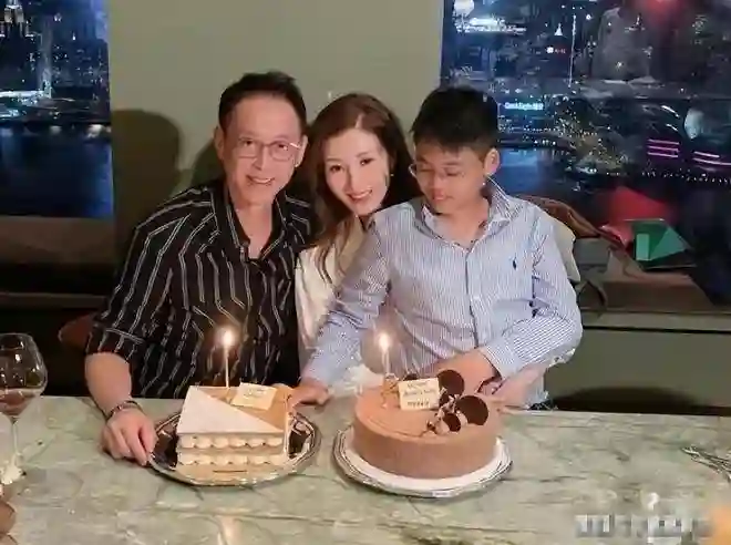 李嘉欣62岁姐姐冻龄美貌依旧，姐妹感情深厚，气质优雅状态好