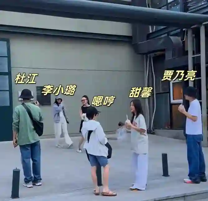 甜馨连发5张爷奶合影，3岁生日给爷爷涂红指甲，回不去的美好时光