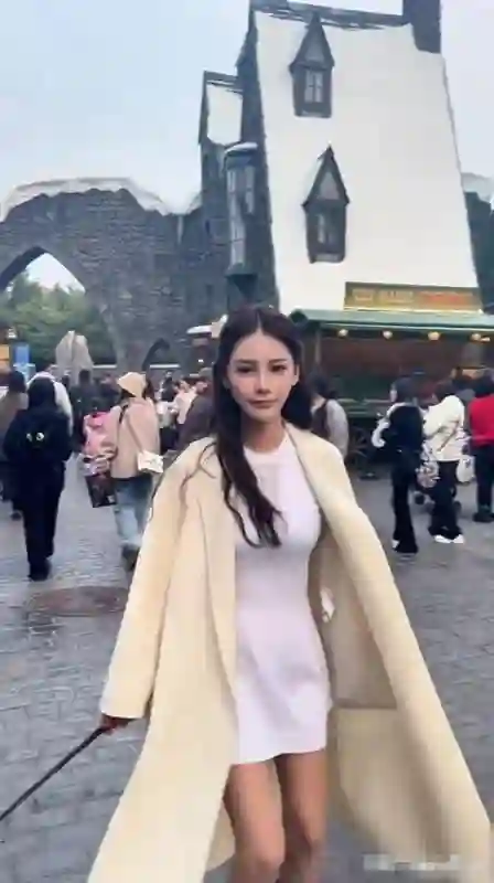 汪小菲老婆被偶遇!离开了奇奇怪怪的美颜,马筱梅漂亮得像洋娃娃