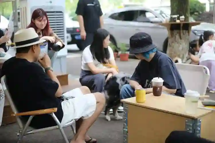 汪涵约周笔畅咖啡店叙旧，眼袋好大长了老年斑，两人坐街边像父女